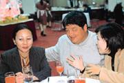 張花冠(左一)、曾振農(左二)夫婦和嘉義縣長陳明文投靠綠營,形成新的「鐵三角」。 張花冠(左一)、曾振農(左二)夫婦和嘉義縣長陳明文投靠綠營,形成新的「鐵三角」。