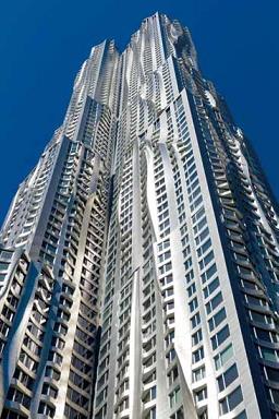 ▲紐約下城區由建築師法蘭克‧ 蓋瑞設計的住宅大樓，充滿扭曲造型，十足異想。