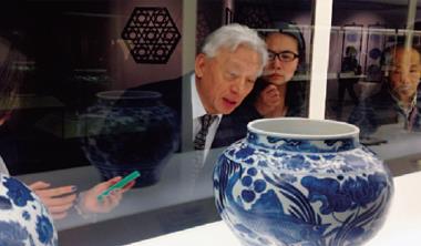 上海博物館展出的青花魚藻紋罐,令聯電榮譽董座曹興誠(左1)讚歎不已,連兩天一共5 次流連於此罐前。 上海博物館展出的青花魚藻紋罐,令聯電榮譽董座曹興誠(左1)讚歎不已,連兩天一共5 次流連於此罐前。