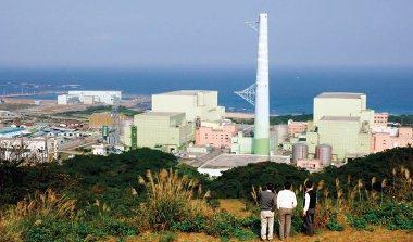 從市場角度來看,電力不足不一定要蓋新電廠,漲價使需求量降低也許反而是代價最小的做法。圖為興建中的貢寮核四廠。 從市場角度來看,電力不足不一定要蓋新電廠,漲價使需求量降低也許反而是代價最小的做法。圖為興建中的貢寮核四廠。