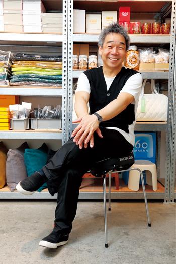 二○○一年，長岡賢明把一張老式Honda機車的三角椅墊，安上四支金屬長腳，變成工業感十足的椅凳（如圖座椅），震驚日本設計界。