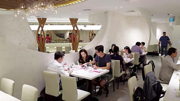 新加坡舒果多了英文菜單，預估單店月營收可達新台幣720萬元，與台灣舒果相差不遠。