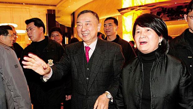 元大總裁馬志玲（右2）與妻子杜麗莊（右1），近年因官司纏身，退居公司第二線，低調到娶媳婦只席開2-桌。