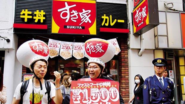 SUKIYA時薪雖較同業高，但爆發過勞事件後，新聘店員僅6%報到，導致7成店面無法維持24小時營業。