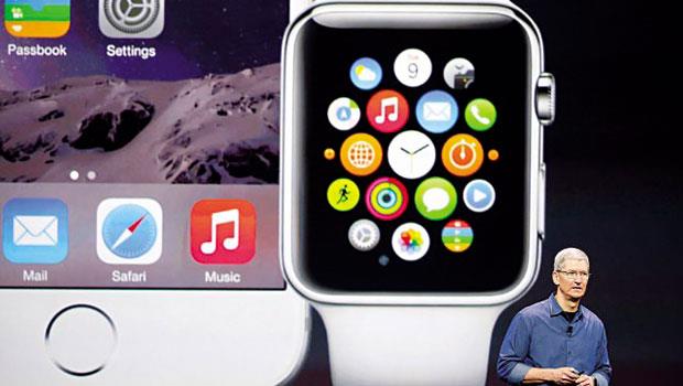 蘋果執行長庫克在發表會上介紹Apple Watch，這是他接班後第一個從無到有的新作，明年上市成績備受關注。