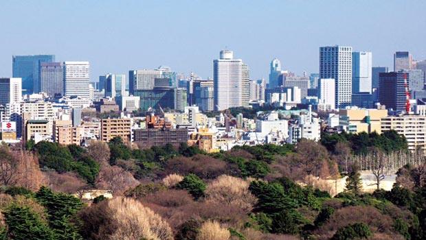 安倍經濟學帶動企業投資，日本的商用市場火熱，外資搶買東京大樓。