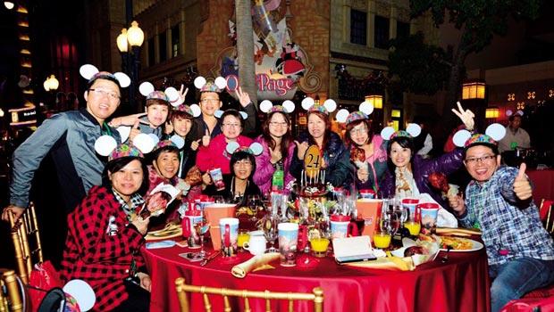 抓住年輕人愛用Line與臉書即時分享的行為，安麗台灣用超酷炫的迪士尼封街Party來吸引新一代直銷商衝業績。