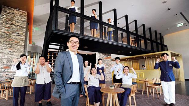 為跳脫老爺既有框架，台南老爺行旅總經理唐伯川(前)刻意用沒有行業經驗的團隊成員，現場人員平均年齡僅21歲，是當地業界最年輕的服務團隊。