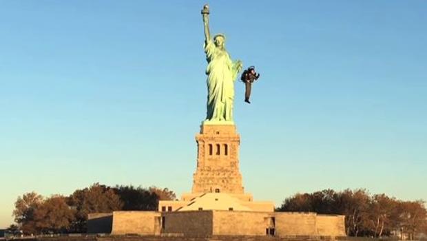 花八年研發「噴射背包」，澳洲企業家背上後直接飛越休士頓河，和自由女神說嗨