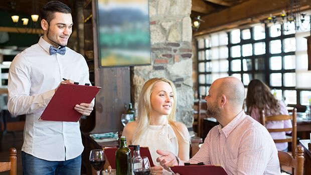 消費心理學》生日壽星用餐贈送「神秘小禮物」 或是 「特調紅茶」，你會選擇去哪家餐廳？