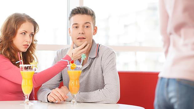 與其擔心另一半出軌，心理學建議：不如回過頭來想一想「為什麼我需要擔心」？