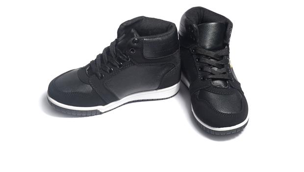 史上最酷球鞋！這雙「電子墨水鞋」花色想變就變，甚至還能做動畫