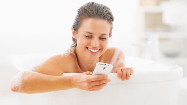 洗澡也能用手機！這款全球首創「可以用肥皂洗」的手機，用熱水洗也OK