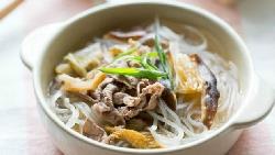 午休在公司也能做！免開火～只要一瓶「保溫杯」10分鐘煮出「泡菜牛肉冬粉湯」