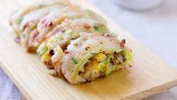 比到早餐店排隊更快！教你自製美味、無添加「古早味高麗菜蛋餅」，5分鐘完成