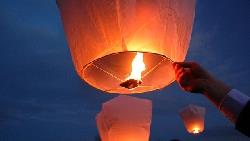 元宵放天燈，緩緩上升好浪漫？老外：會害動物吃到天燈殘骸、釀成森林大火