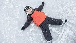 5度的冬天，5歲小孩卻堅持穿短袖...為什麼荷蘭的爸爸讓他這樣做？