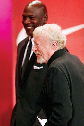 Nike創辦人奈特（前）與傳奇籃球員喬丹（後），不僅在商場上是好夥伴，私底下更是如同兄弟。