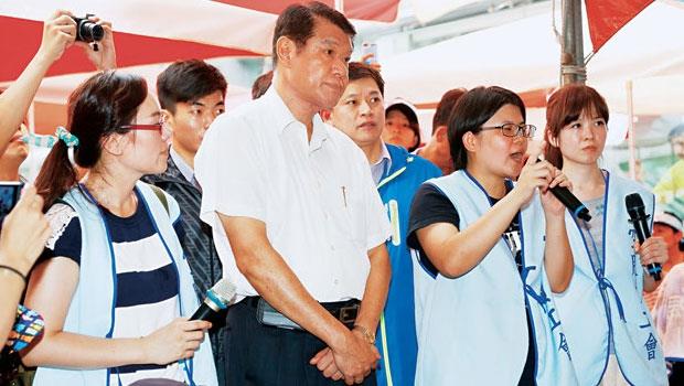 華航新任董座何煖軒(左2）同意空服員調整津貼等訴求後，其他員工爭取同等權益的抗爭將繼續發酵。