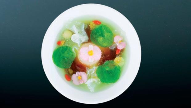 「睡蓮」層次豐富，傳達畫家莫內對天光雲影和綠水鮮花的愛戀，爽口清涼，這不是一碗甜點，而是一碗夏天。