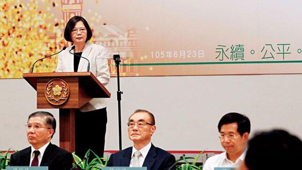 新政府想要在1年內談出共識、把年金改革方案送進立法院，但改革委員會第一次開會就因程序問題吵不停。