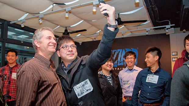 默罕（前排左）來台見面會上，不僅跟玩家近距離互動，更就遊戲內容，如加快更新速度、調整規則等細項，聽取玩家意見。