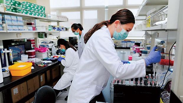 合度生技實驗室中,除有生技人才,還找來材料、物理專家。 合度生技實驗室中,除有生技人才,還找來材料、物理專家。
