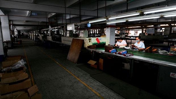 30年鞋業老台商，在東莞偌大的廠房裡感慨。10年來，中國工資上漲2倍，他把生產線關到只剩下2條。