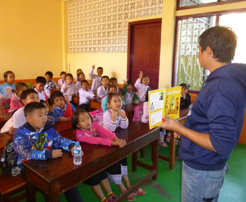 運輸靠大象、學生沒看過課外書...》這個美國人做一件事，讓寮國小孩愛上閱讀