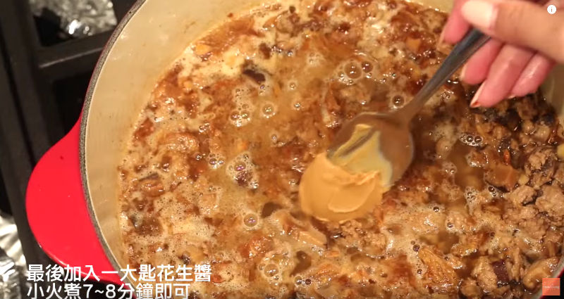 懶人料理》10分鐘做古早味「香菇肉燥飯」：好吃祕訣竟是...加一匙「花生醬」