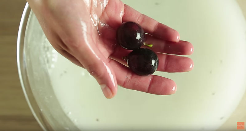 葡萄這樣洗，快速、省水又不怕吃進農藥！祕訣在：加一匙「●●粉」