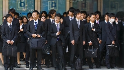 令人不解日本社畜文化》「如果討厭公司就辭職吧！」為何過勞的東大畢業生，寧願自殺而非辭職？