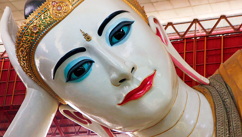 緬甸佛教也有獨特美學，仰光的臥佛上了水藍眼影，指甲還塗得鮮紅。