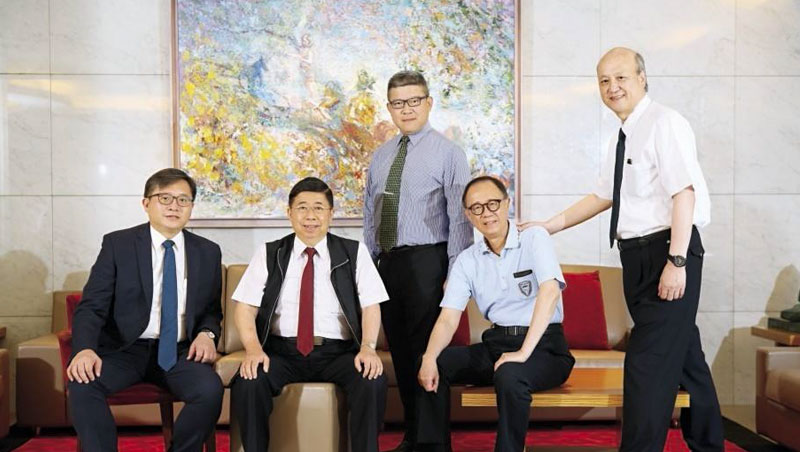 對老南紡而言,清楚區隔並加值各事業體,已成侯博明(左2)交棒前最大任務。採訪當天,他特別找來新任總經理王立範(左1)與各事業體負責人共同入鏡。 對老南紡而言,清楚區隔並加值各事業體,已成侯博明(左2)交棒前最大任務。採訪當天,他特別找來新任總經理王立範(左1)與各事業體負責人共同入鏡。