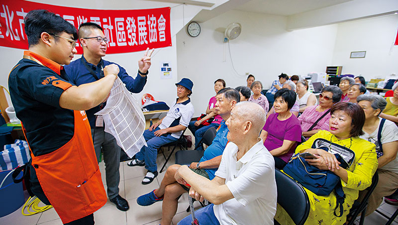 紫雲里的特力屋講座座無虛席,全是瞄準「冷氣清洗DIY」而來的銀髮住民。 紫雲里的特力屋講座座無虛席,全是瞄準「冷氣清洗DIY」而來的銀髮住民。