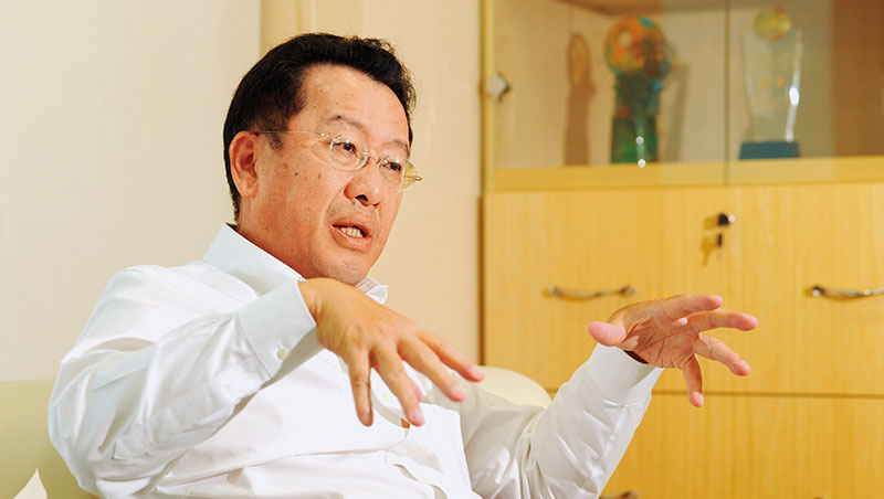 台灣人愛買儲蓄險,金管會主委顧立雄卻認為,很多儲蓄險保單,業者是虧錢在賣。1小時的訪談中,他不斷強調一個原則:「收益」與「風險」必須取得平衡。 台灣人愛買儲蓄險,金管會主委顧立雄卻認為,很多儲蓄險保單,業者是虧錢在賣。1小時的訪談中,他不斷強調一個原則:「收益」與「風險」必須取得平衡。