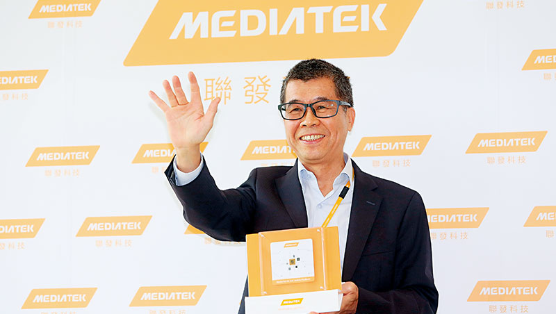 「我們取得第一步,現在站在領先群裡。」聯發科董事長蔡明介說,他手上這顆5G單晶片,是數千位工程師、累計1千億元投入的階段性成績。 「我們取得第一步,現在站在領先群裡。」聯發科董事長蔡明介說,他手上這顆5G單晶片,是數千位工程師、累計1千億元投入的階段性成績。