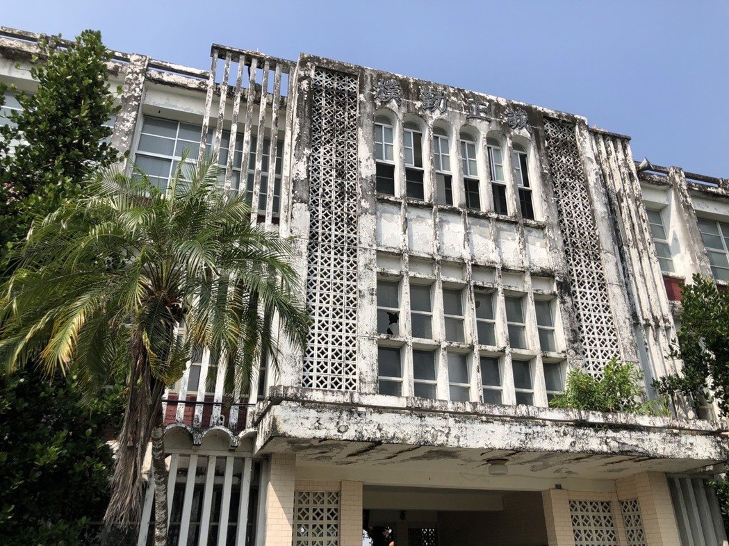 國片《返校》上映至今熱賣破億元，而故事主要場景「翠華中學」被網友起底，就是位在屏東縣潮州鎮的「志成商工」。