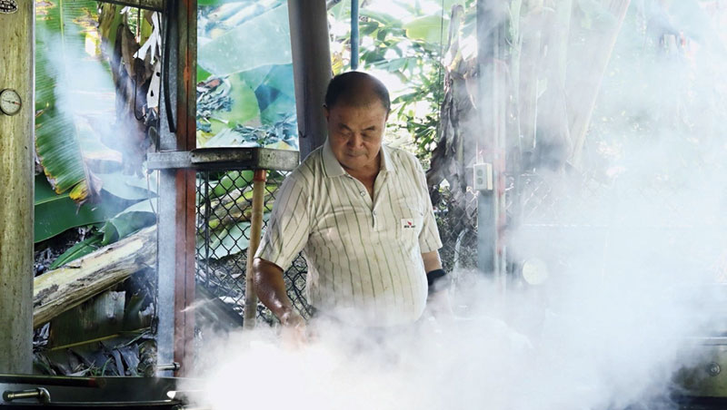 即使寒流報到,柴火溫度依舊高漲,短袖穿著是標準工作服。 即使寒流報到,柴火溫度依舊高漲,短袖穿著是標準工作服。