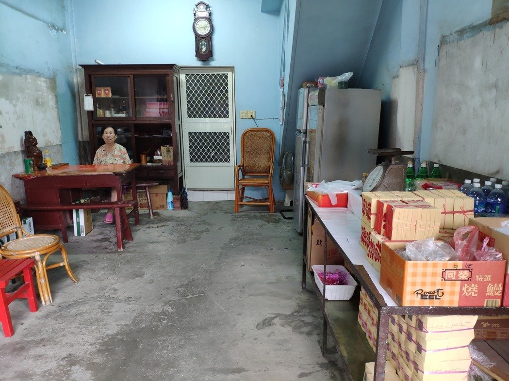 因道路拓寬在即，店內商品大都清空，更顯稀疏。