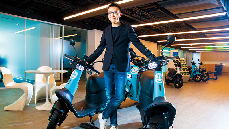 GoShare新事業總監姜家煒坐在自家製造機車上,認為有自有硬體製造及電源交換系統,才能掌握消費者的全程體驗。 GoShare新事業總監姜家煒坐在自家製造機車上,認為有自有硬體製造及電源交換系統,才能掌握消費者的全程體驗。