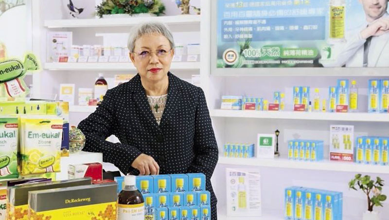 從小體弱多病的蔡秉芳,一直強調預防勝於治療,就連看到門市人員用外帶紙碗吃飯,她也會不斷勸他們隨身攜帶食器。 從小體弱多病的蔡秉芳,一直強調預防勝於治療,就連看到門市人員用外帶紙碗吃飯,她也會不斷勸他們隨身攜帶食器。