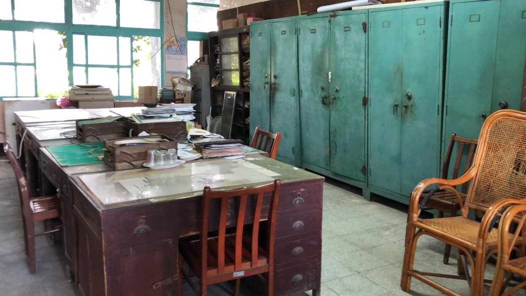 電影中老師張明暉、殷翠涵，就在此辦公室辦公。