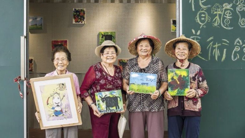 阿嬤筆下的釘子花有著當代畫作的筆觸，明豔又婉約。
