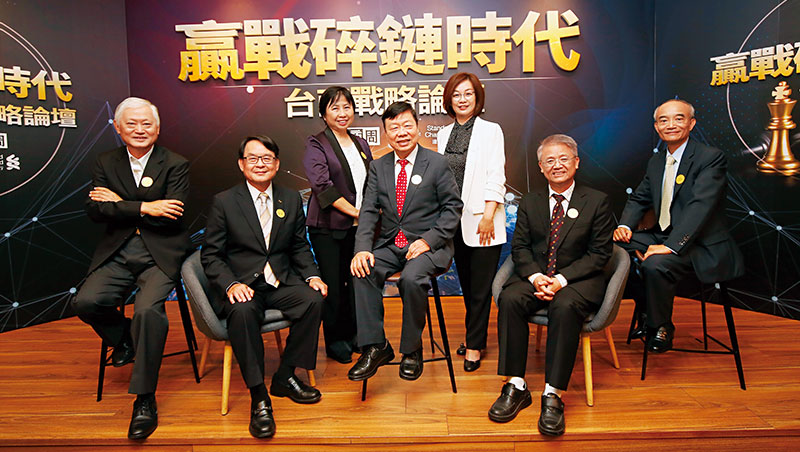 當全球供應鏈因保護主義變得破碎,台達電副總裁蔡榮騰、研華執行董事何春盛等6位企業家,認為應變之道是做出非你不可的價值。 當全球供應鏈因保護主義變得破碎,台達電副總裁蔡榮騰、研華執行董事何春盛等6位企業家,認為應變之道是做出非你不可的價值。