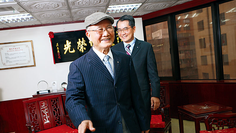 陳定川(左)儘管交棒10年,依舊每天9點準時進辦公室,做現任董事長、陳家二代陳建信(右)最好的諮詢者。_楊文財 陳定川(左)儘管交棒10年,依舊每天9點準時進辦公室,做現任董事長、陳家二代陳建信(右)最好的諮詢者。_楊文財