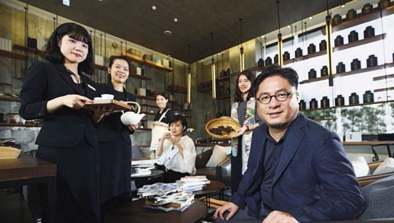 承億文旅董事長戴俊郎(右1)將飯店結合在地文化,像嘉義有高山茶都之稱,在地旅店便以茶文化做為設計概念。 承億文旅董事長戴俊郎(右1)將飯店結合在地文化,像嘉義有高山茶都之稱,在地旅店便以茶文化做為設計概念。