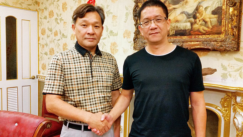 鍾嘉村(左)才買下乖乖,就有人上門洽買,但他看好乖乖潛力,不打算出售。 鍾嘉村(左)才買下乖乖,就有人上門洽買,但他看好乖乖潛力,不打算出售。