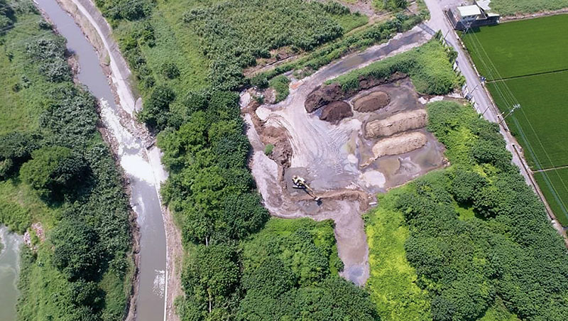 彰化地檢署經半年追查,陸續出動空拍機、科學鑑識、GPS分析等辦案手法,終於偵破這起棄置案。 彰化地檢署經半年追查,陸續出動空拍機、科學鑑識、GPS分析等辦案手法,終於偵破這起棄置案。
