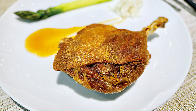 向香酥鴨致敬的油封鴨表現玉琢精緻料理對東西傳統菜的融合與究極。